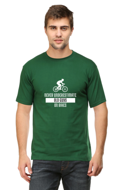 NEVER UNDERESTIMATE OLD GUYS ON BIKES - MEN'S T-SHIRT