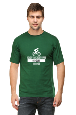 NEVER UNDERESTIMATE OLD GUYS ON BIKES - MEN'S T-SHIRT